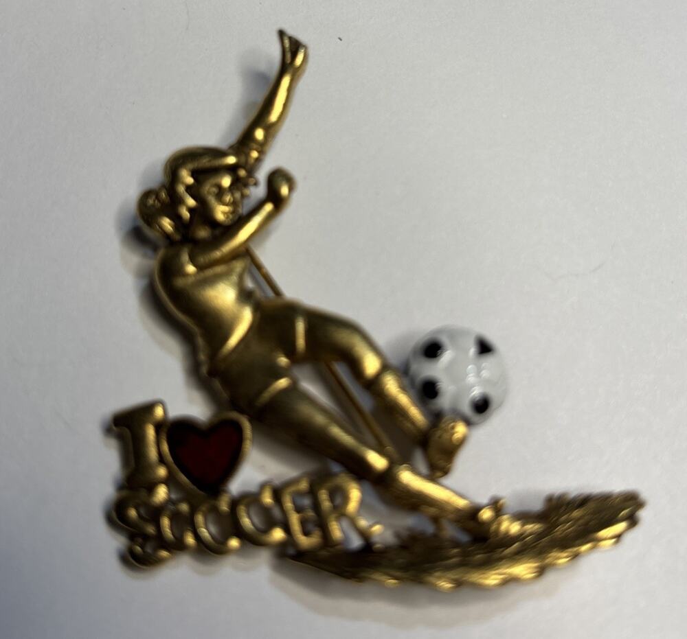 VTG DANECRAFT "I ❤️ SOCCER" FEMALE SOCCER PLAYER ENAMEL/ GOLD BROOCH PIN 2”